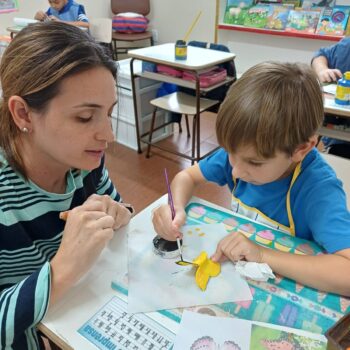 Criança desenvolvendo projeto para o Memorial do Holocausto