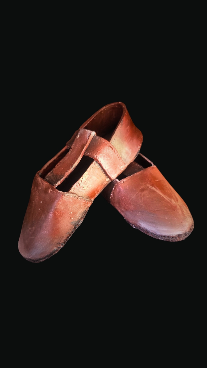 Réplica de um Par de Sapatos Vermelhos - Últimas Testemunhas