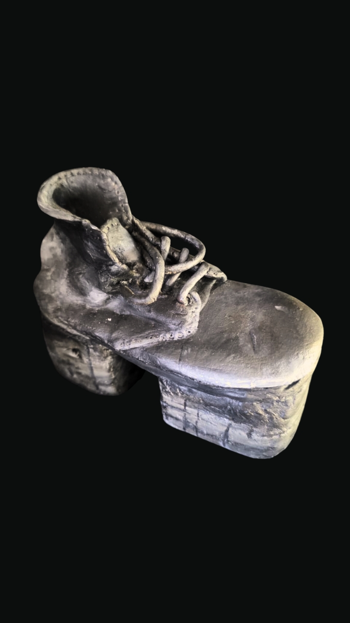 Réplica de um Sapato Estilo Tamanco - Últimas Testemunhas